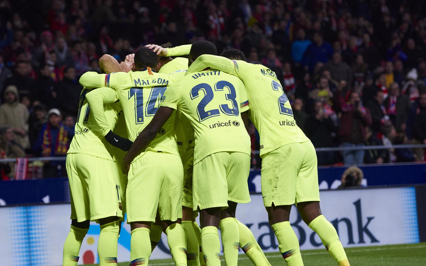 Barcelona mängijad Ousmane Dembele väravat tähistamas.
