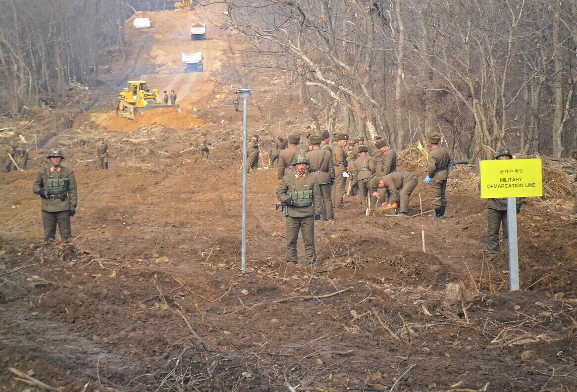 Põhja-Korea sõdurid kahte Koread eraldava demilitariseeritud tsooni läbiva tee taastamistöödel.