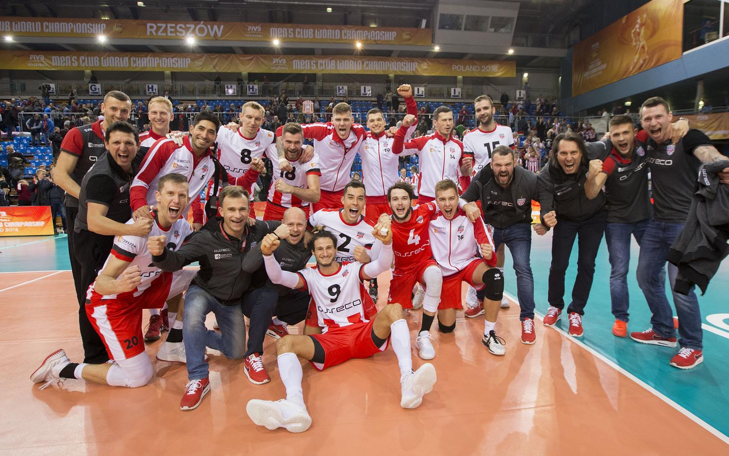 Gheorghe Cretu (paremalt kolmas) ja Alar Rikberg (esireas vasakult kolmas) ning Rzeszowi Asseco Resovia.