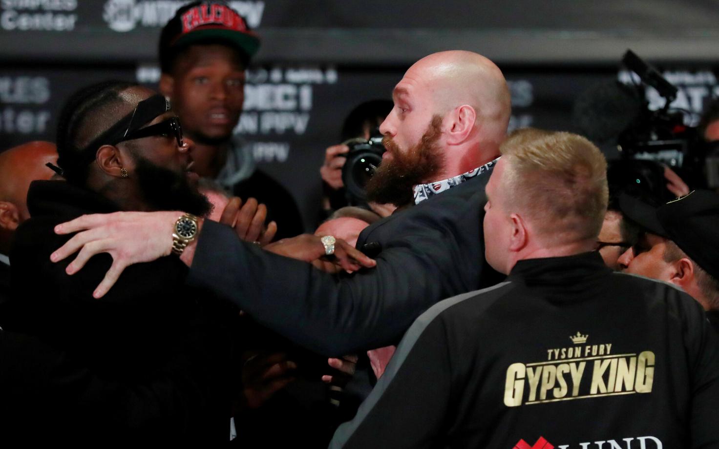 Deontay Wilder ja Tyson Fury hakkasid pressikonverentsil rüselema.