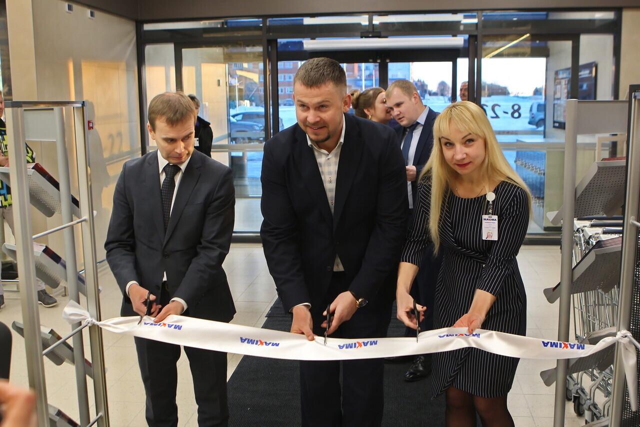 Maxima Eesti uus tegevjuht Marko Põder (keskel) Sillamäe poe avamisel.