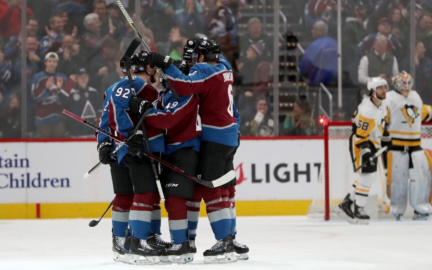 Colorado Avalanche'i mängijad värava üle rõõmustamas.