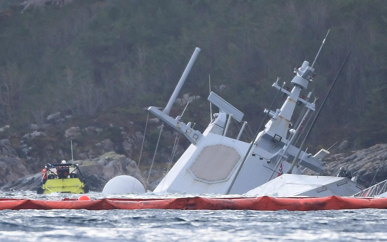 Norra fregatt KNM Helge Ingstad pärast kokkupõrget osaliselt vee all.