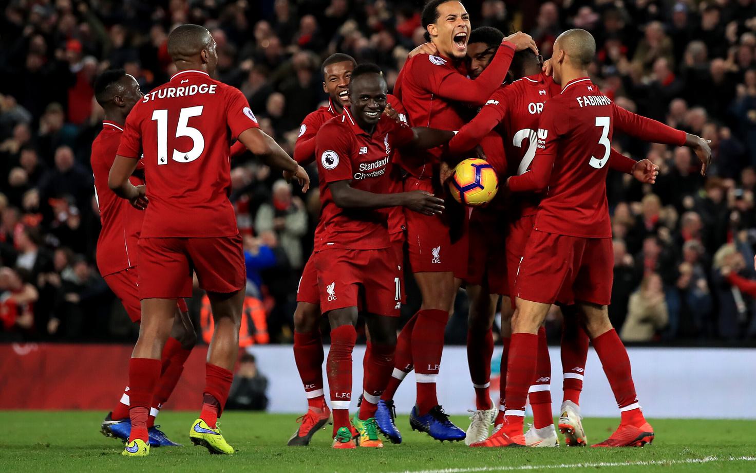 Liverpooli mängijad väravat tähistamas
