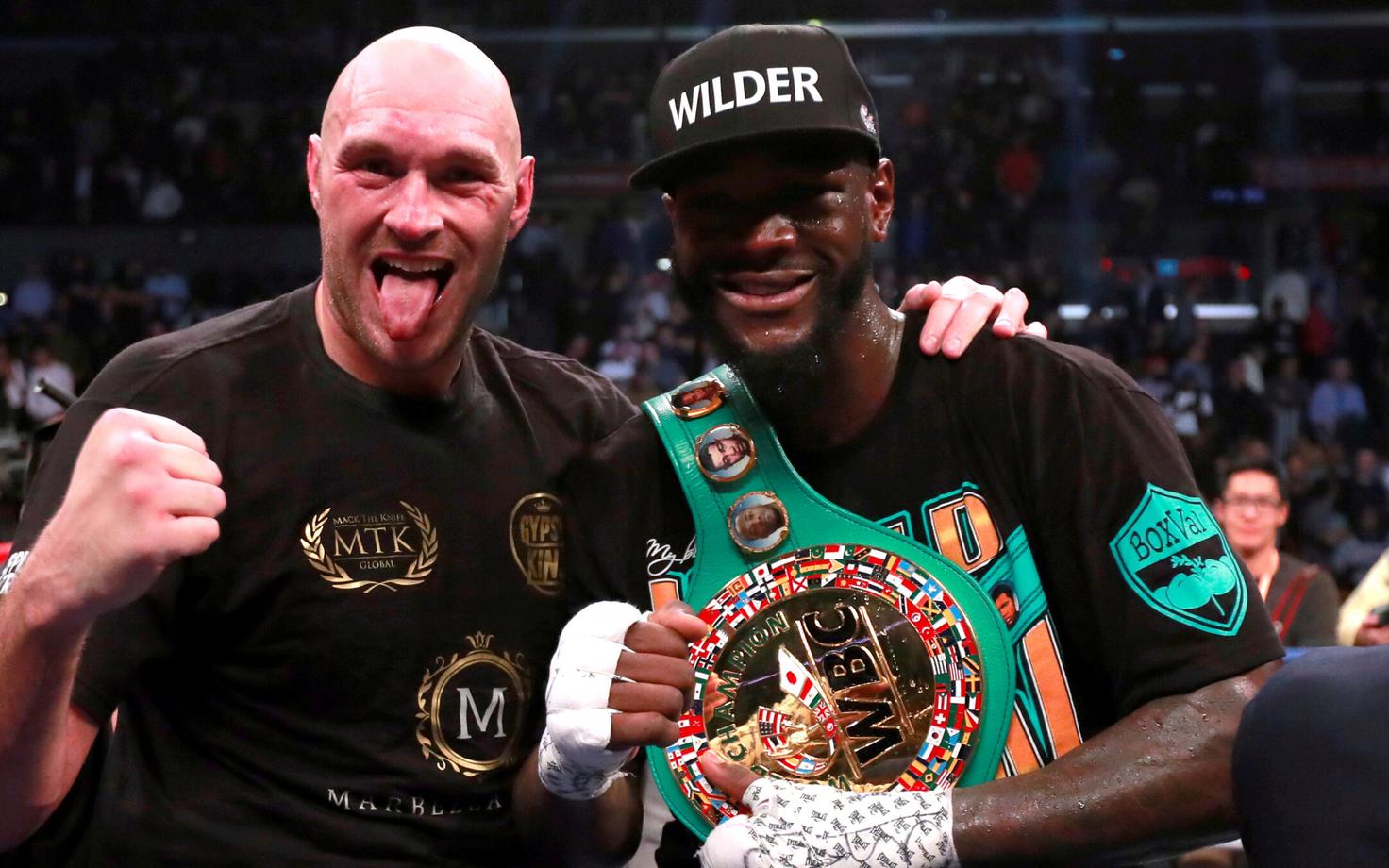 Tyson Fury ja tiitlivööga Deontay Wilder pärast matši.
