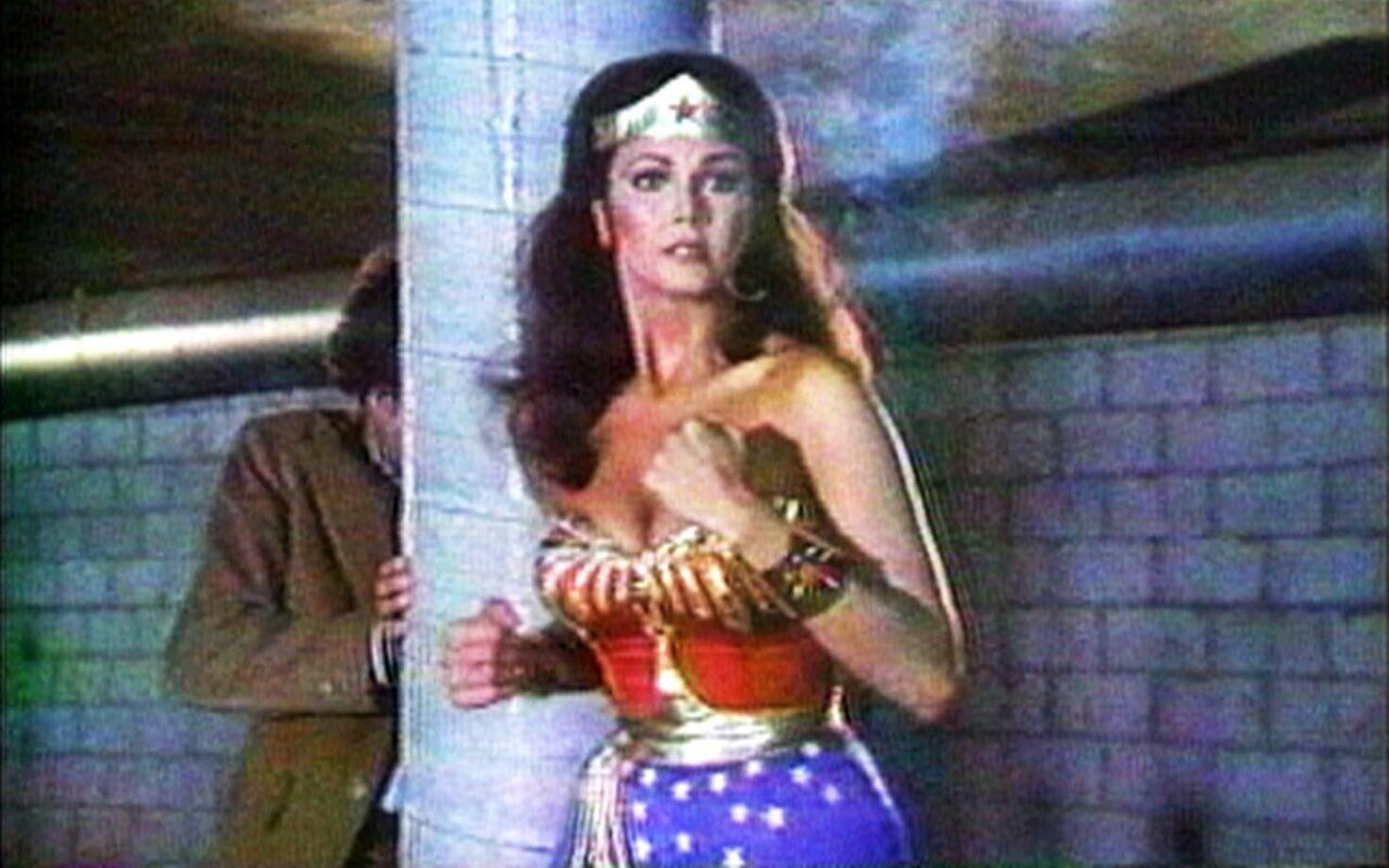 Näitleja Lynda Carter Imenaise rollis.