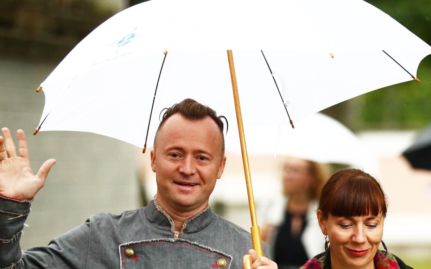 Руслан Трочинский с супругой на приеме президента в Розовом саду.
