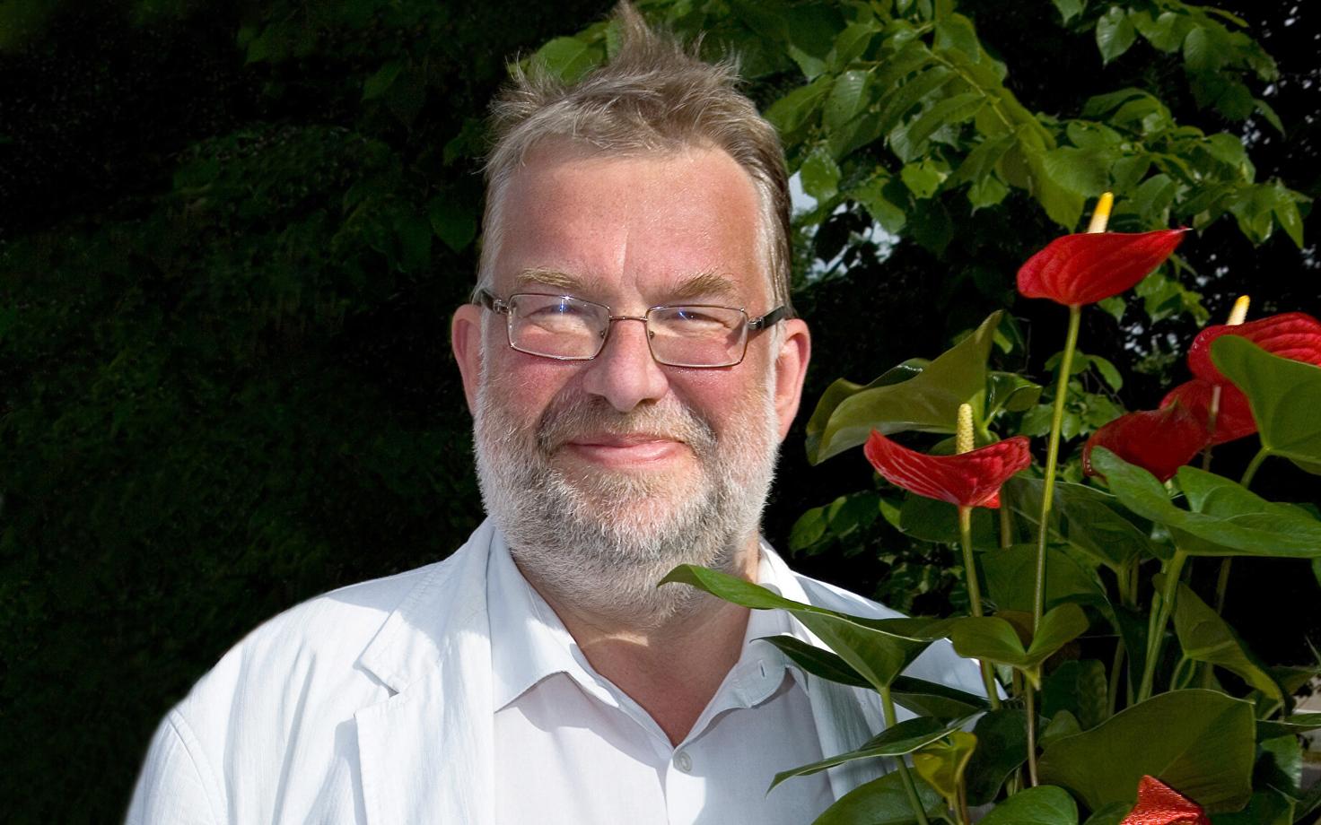 Andres Ammas (25.02.1962–04.04.2018) koolidirektorina oma viimasel, Haapsalu Gümnaasiumi 89. lennu lõpuaktusel Haapsalu kultuurikeskuse treppidel 19. juunil 2011.