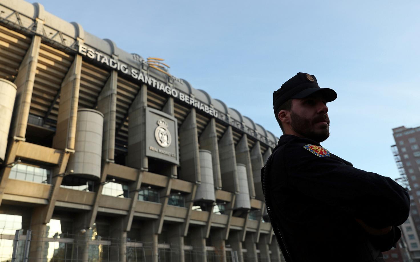 Turvatöötaja Santiago Bernabeu ees