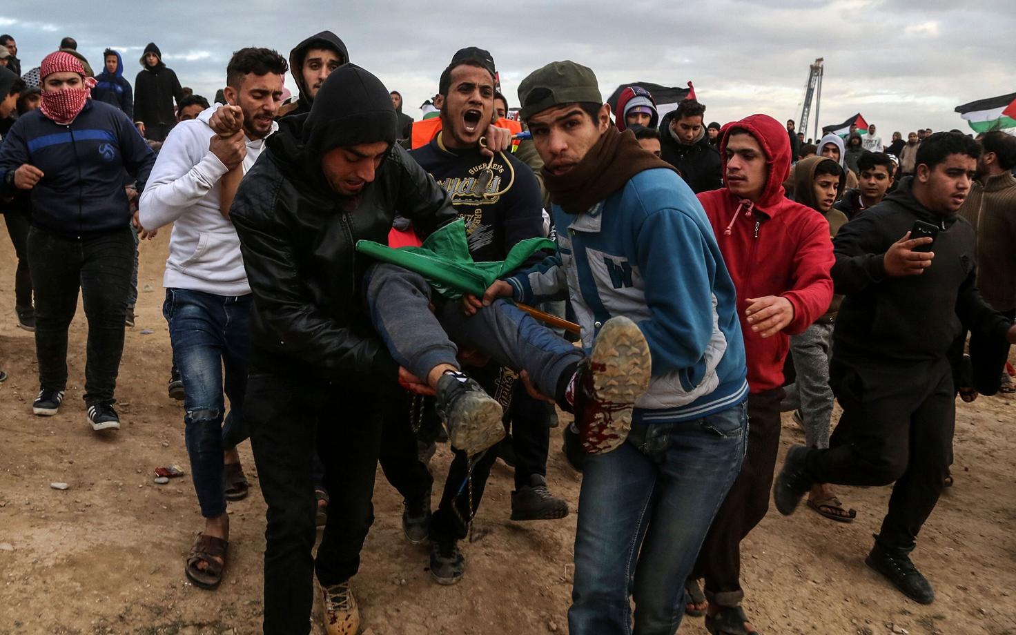 Palestiina meedikud kandmas kokkupõrgetes Iisraeli vägedega haavata saanud meest.
