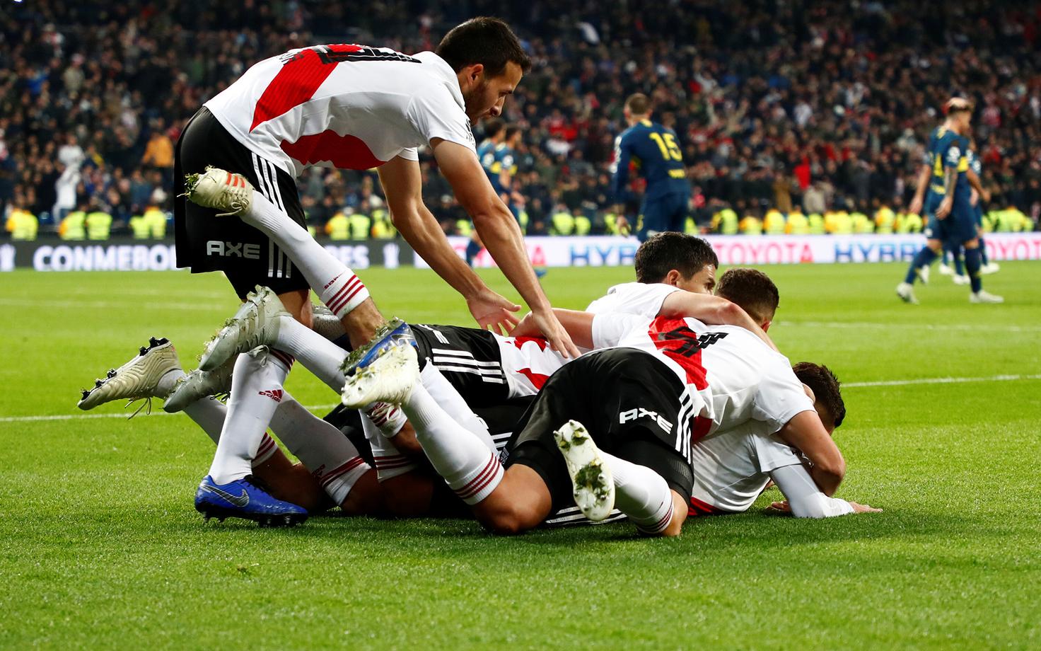 River Plate'i mängijad juhtväravat tähistamas