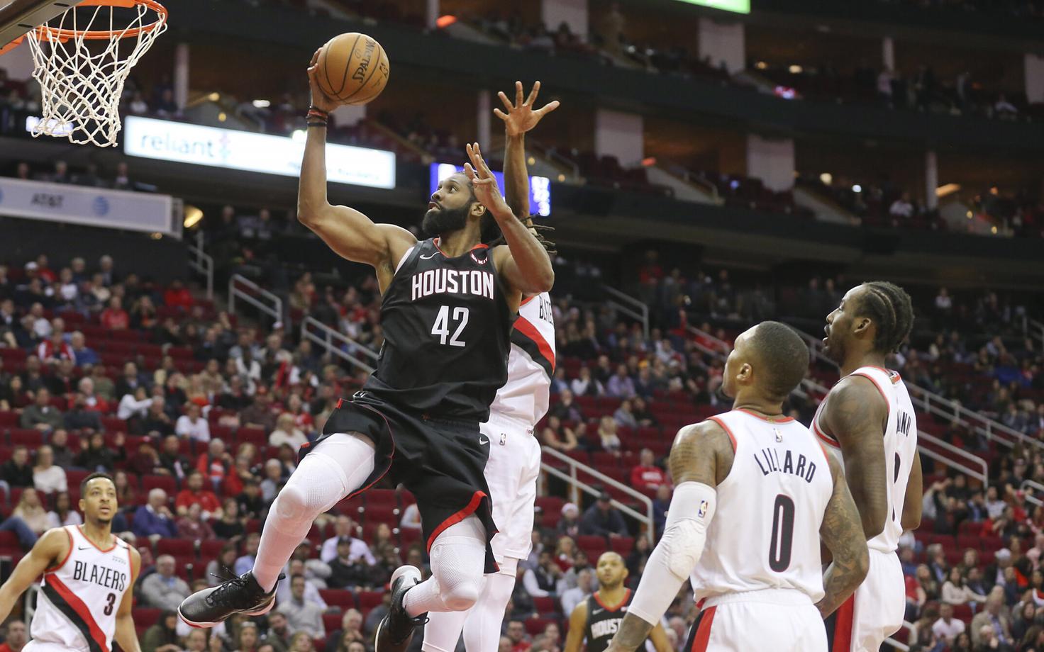 Nene Hilario (palliga) kohtumises Portlandi vastu