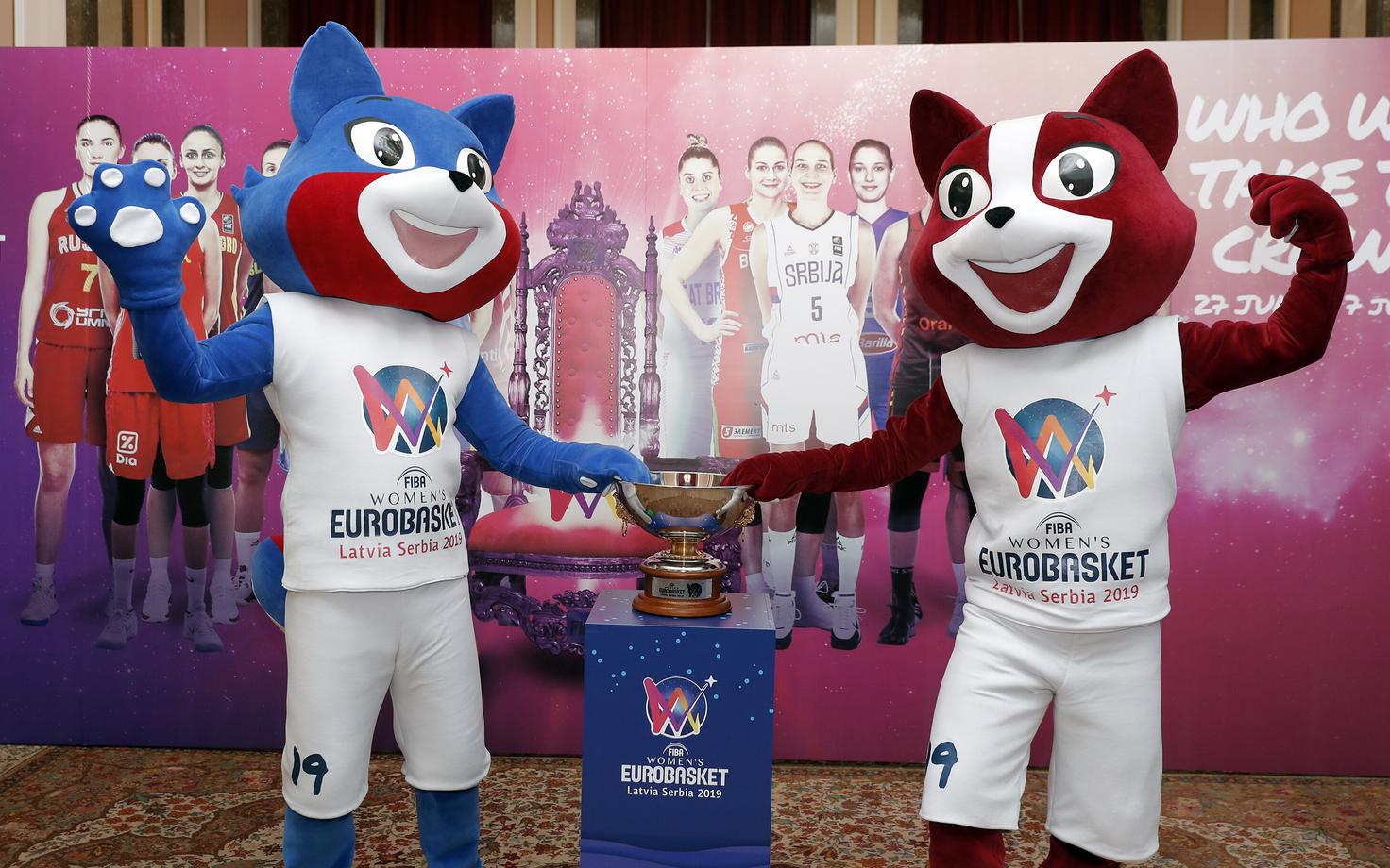 EM-finaalturniiri ametlikud maskotid Pick ja Roll koos võidutrofeega.