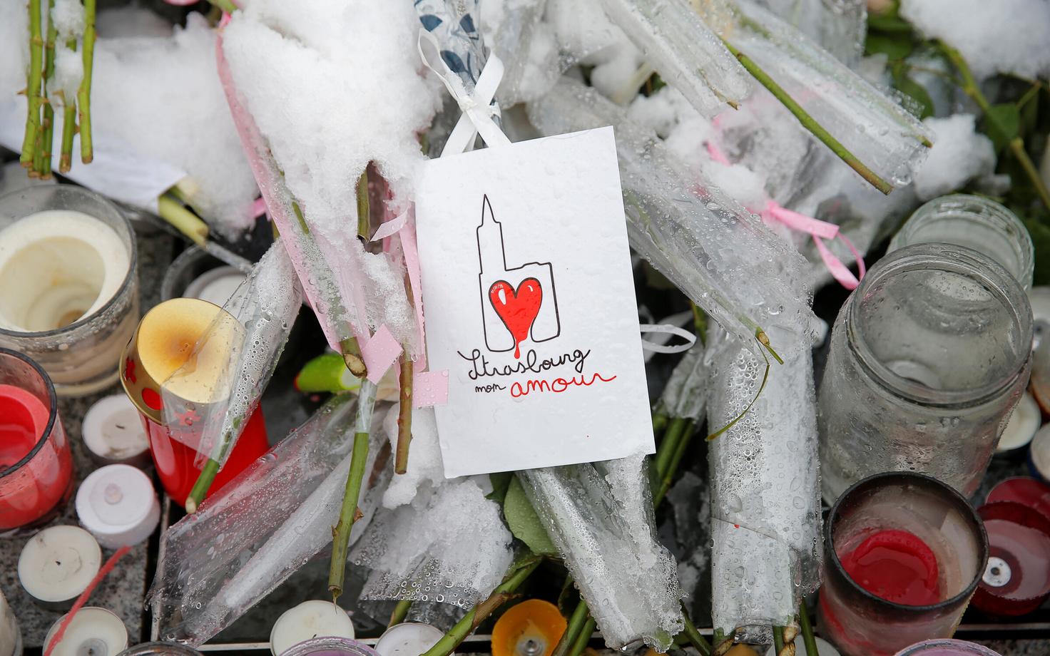 Terrorirünnaku ohvrite mlestamiseks toodud likked Strasbourg'is.