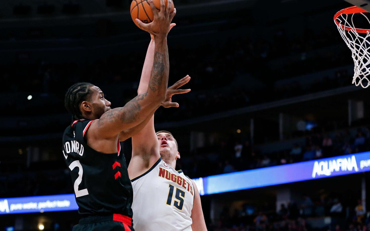 Denver Nuggetsi mängija Nikola Jokic (15) ja Toronto Raptorsi mängija Kawhi Leonard