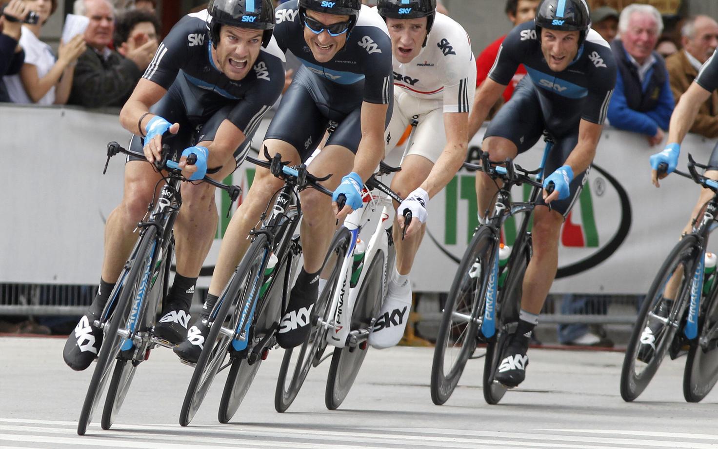 Team Sky ratturid 2010. aastal sõitmas Itaalia velotuuril 33 km pikkust meeskonnasõitu