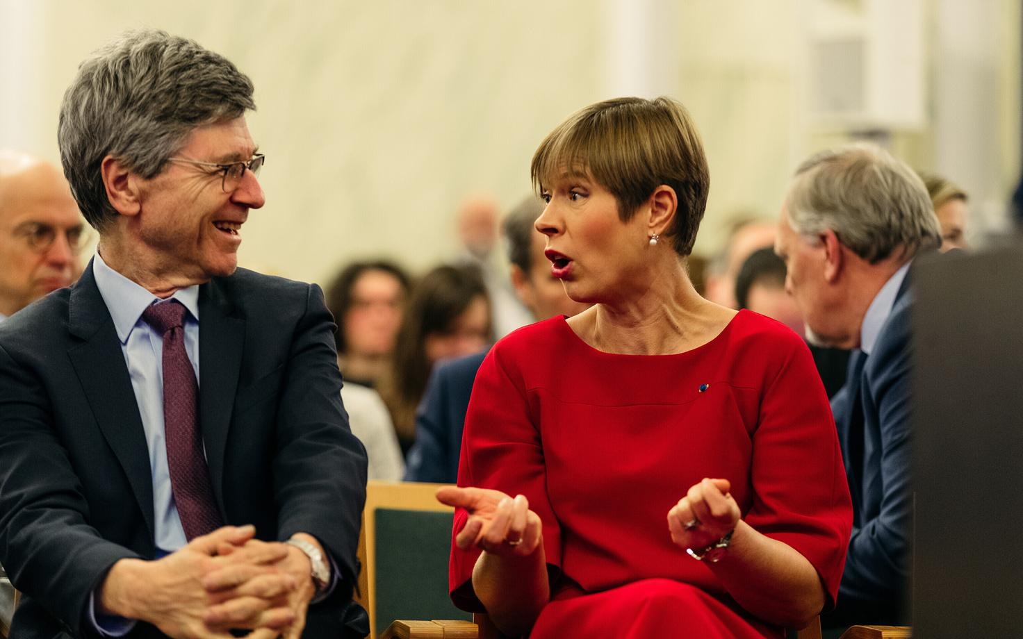 President Kersti Kaljulaid Eesti Pangas koos majandusteadlase ja Columbia ülikooli professori Jeffrey Sachsiga.