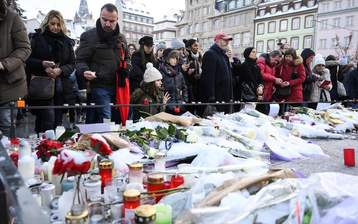Inimesed mälestamas Strasbourg'i jõuluturul toimunud tulistamises hukkunuid.