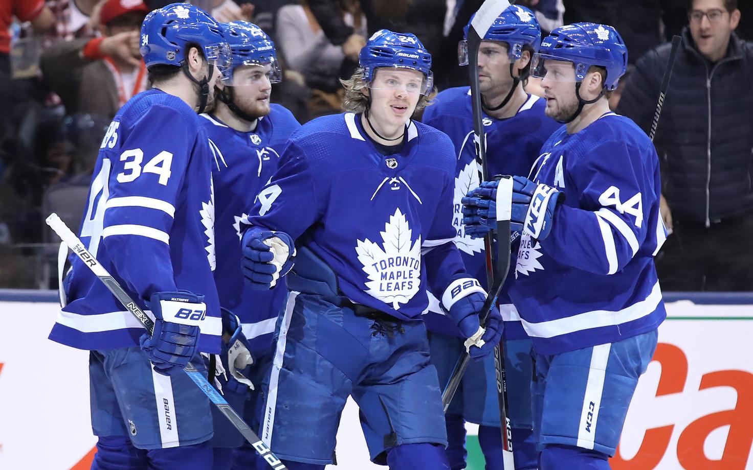 Kasperi Kapanen (keskel) meeskonnakaaslastega tähistamas