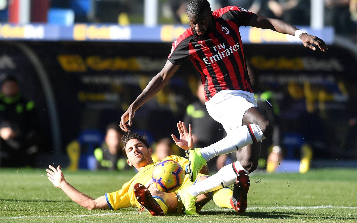 Edoardo Goldaniga (Frosinone) ja Tiemque Bakayoko (AC Milan)