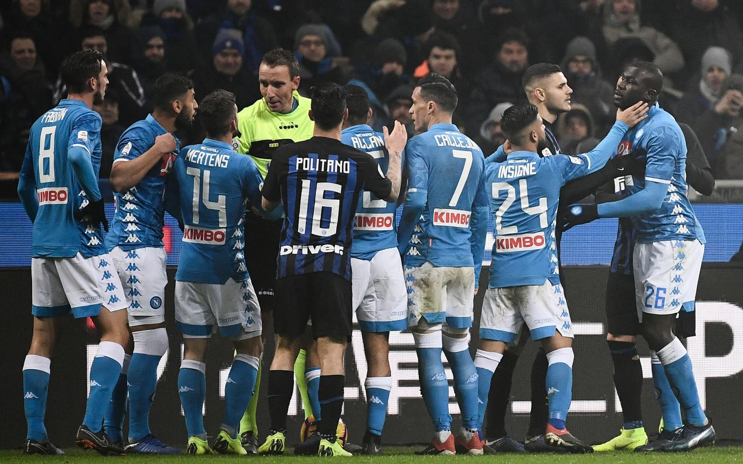 Napoli mängijad kohtunik Paolo Mazzoleni ümber