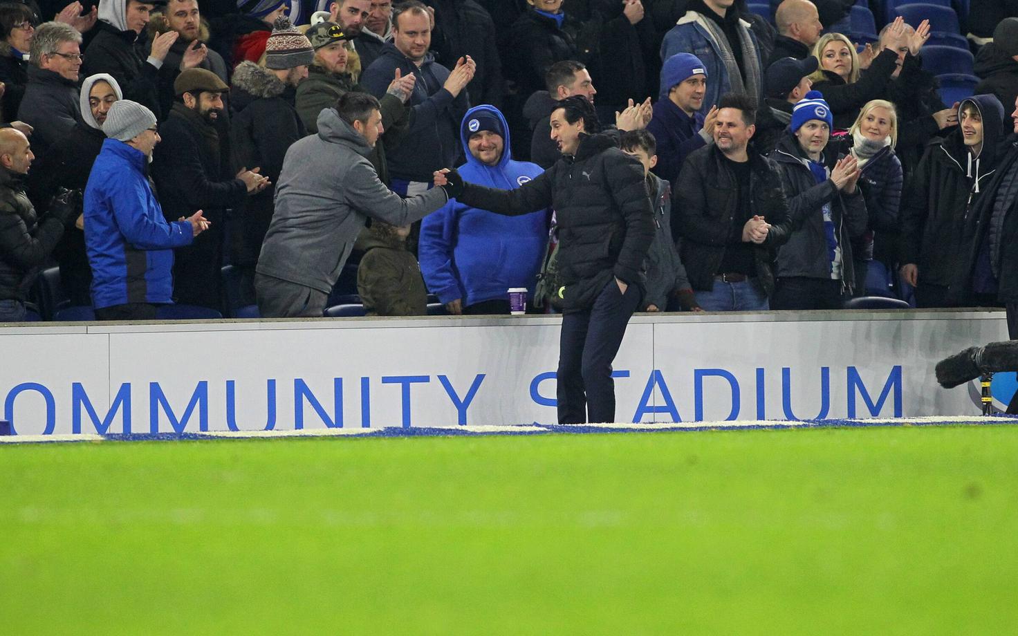 Unai Emery surub Brightoni poolehoidjaga kätt