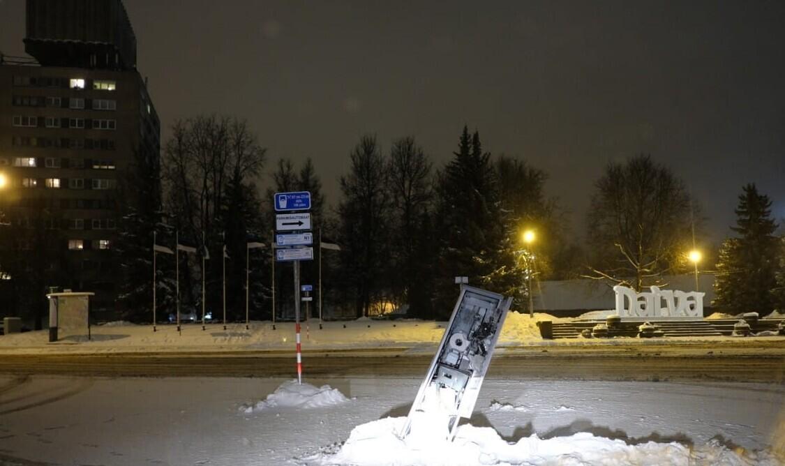 На Петровской площади снегоуборочная машина сломала парковочный автомат.