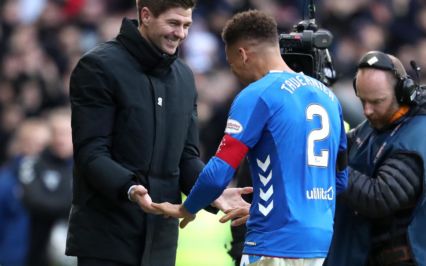 Steven Gerrard ja Rangersi kapten James Tavernier derbivõitu tähistamas