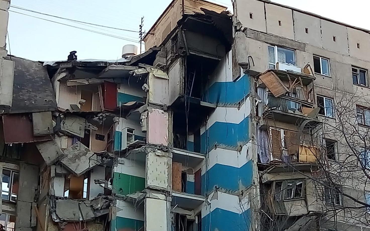 Обрушившаяся часть жилого дома в Магнитогорске