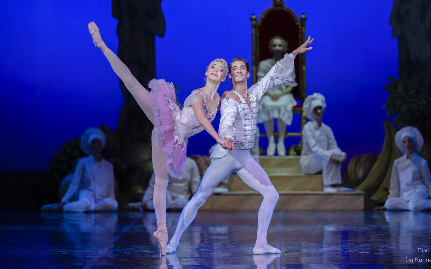 Stseen balletist „Pähklipureja”. Ketlin Oja Dražeehaldjana ja Francesco Piccinin Pähklipureja-printsi osas.