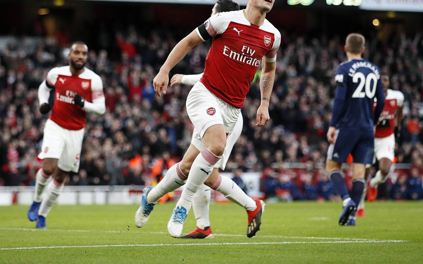Londoni Arsenali poolkaitsja Granit Xhaka avaväravat tähistamas