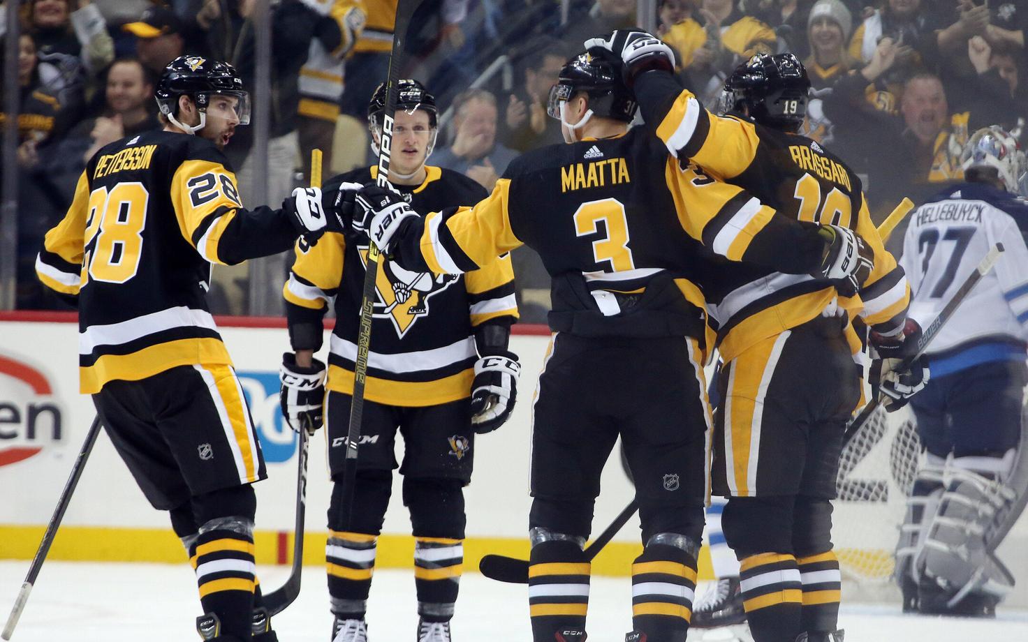 Pittsburgh Penguinsi mängijad rõõmustamas.