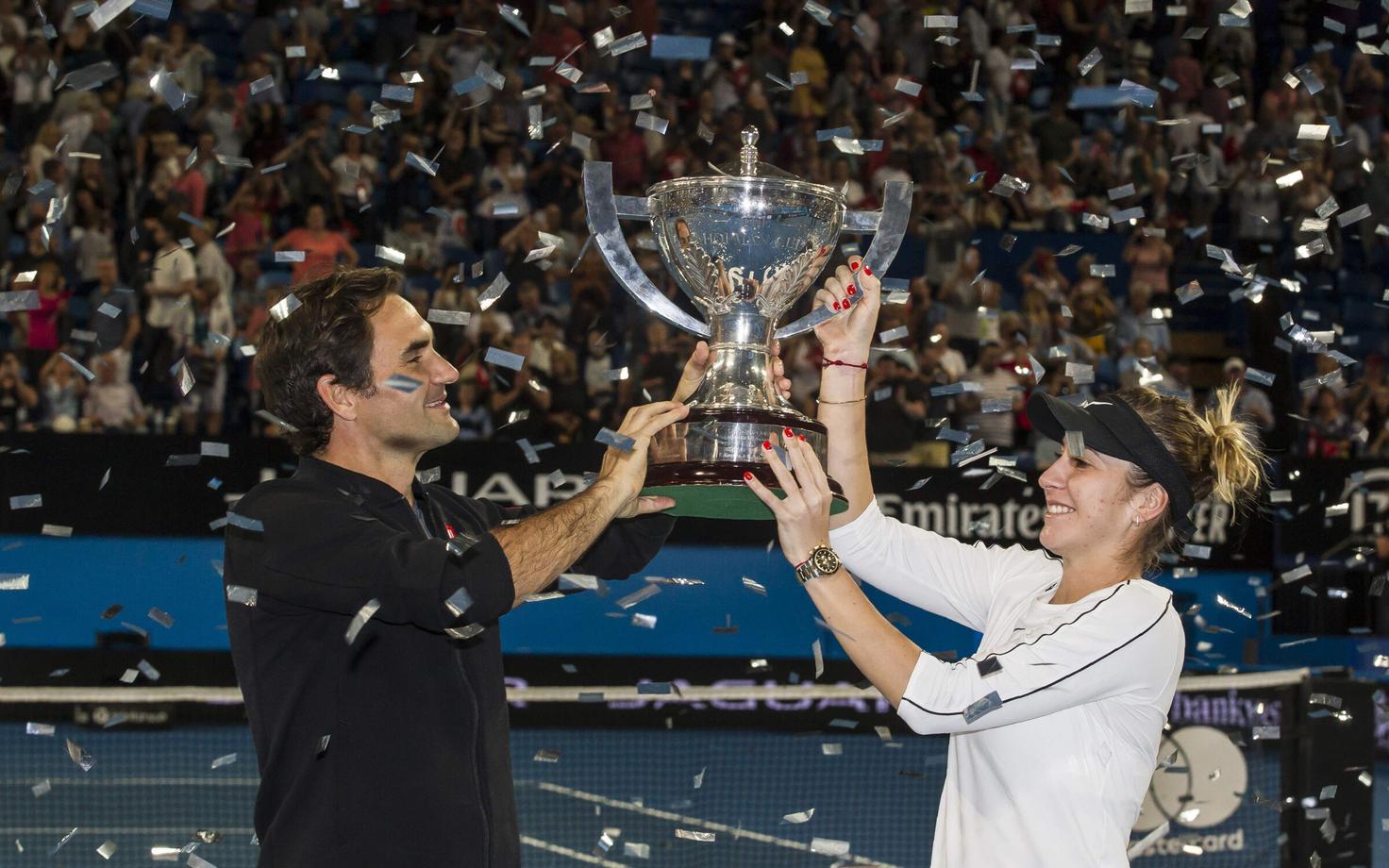 Roger Federer ja Belinda Bencic võidukarikaga,