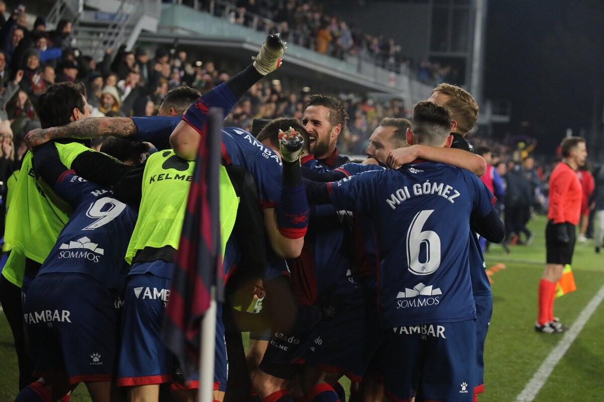 Huesca mängijad teist väravat tähistamas