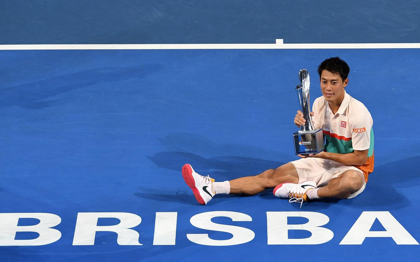 Kei Nishikori Brisbane'i turniiri trofeega