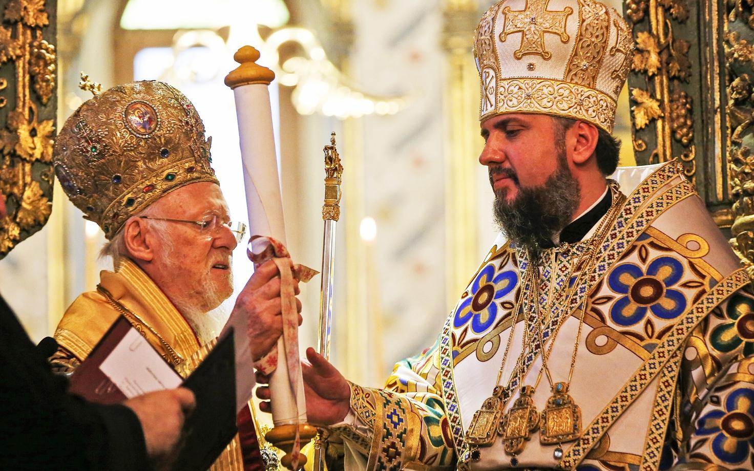 Konstantinoopoli patriarh Bartholomeus andis Ukraina õigeusukiriku juhile Epifaniusele üle sõltumatust kinnitava tomose.