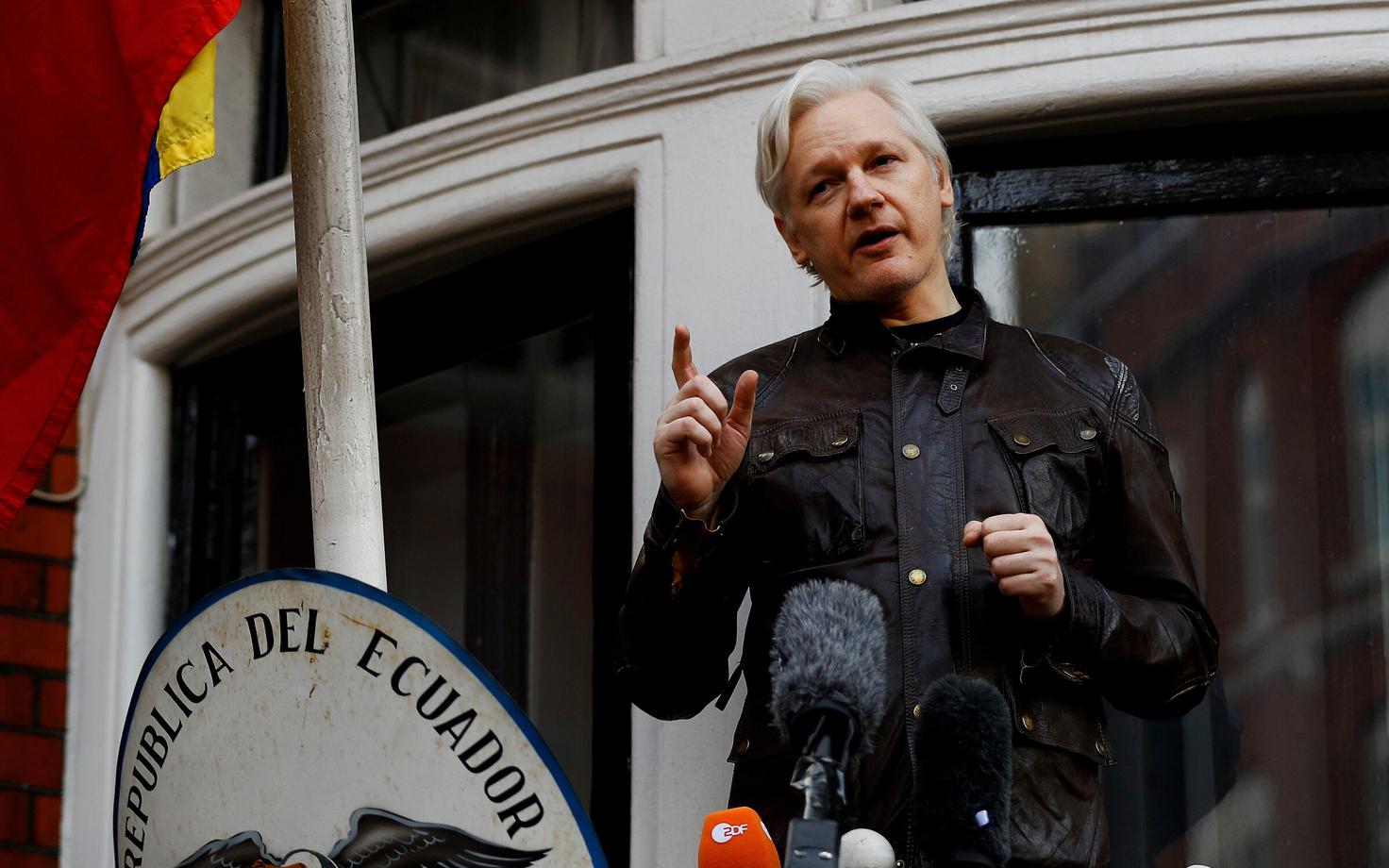 Julian Assange Ecuadori Londoni saatkonna rõdul 2017. aastal.