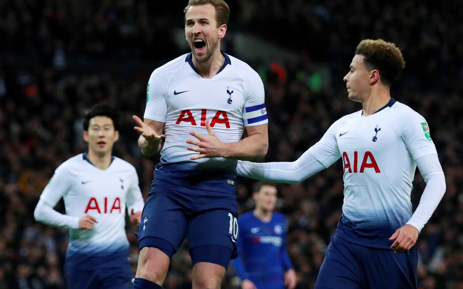 Harry Kane (keskel)