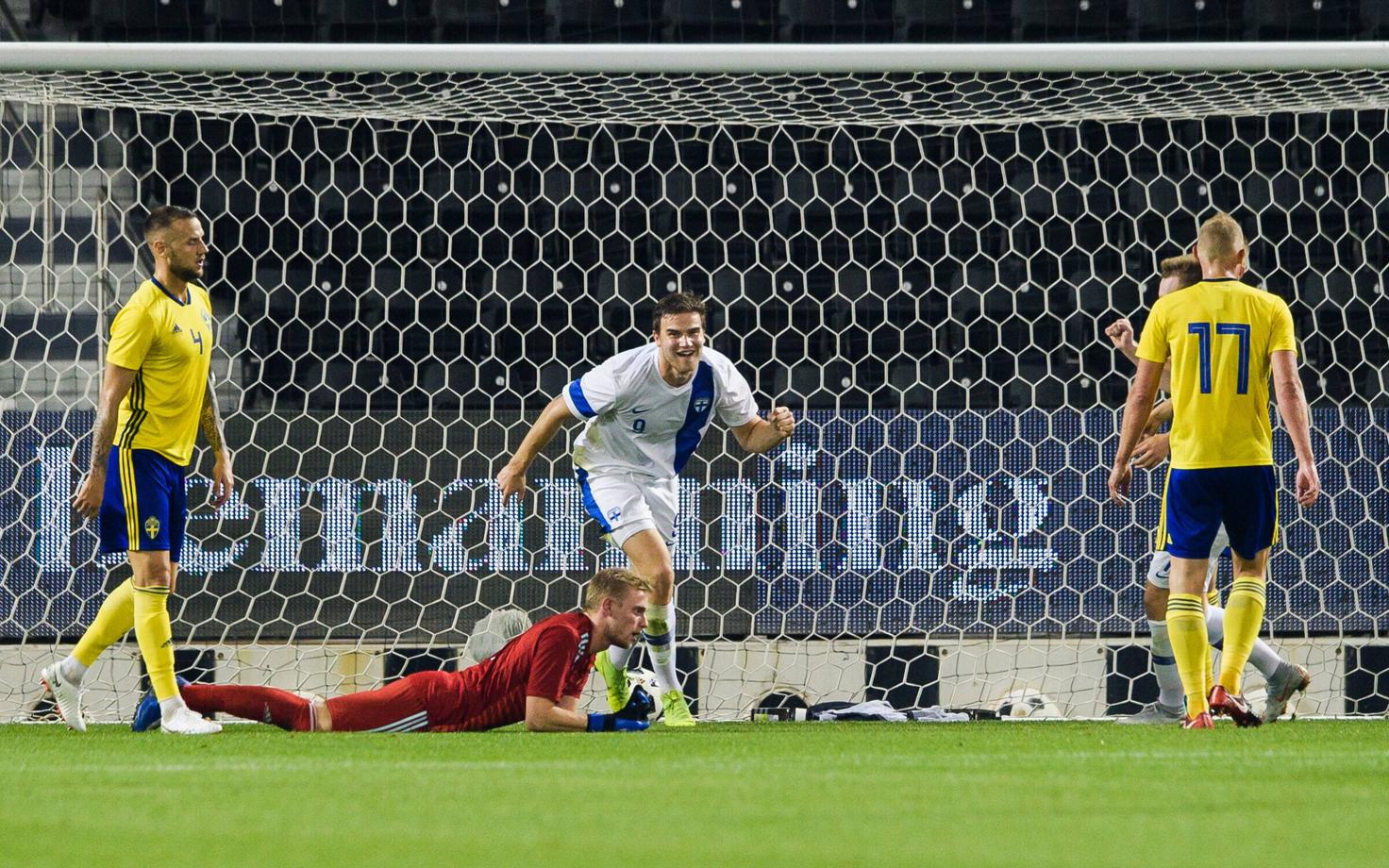 Eero Markkanen (keskel valges) lõi Soome-Rootsi sõpruskohtumise ainsa värava