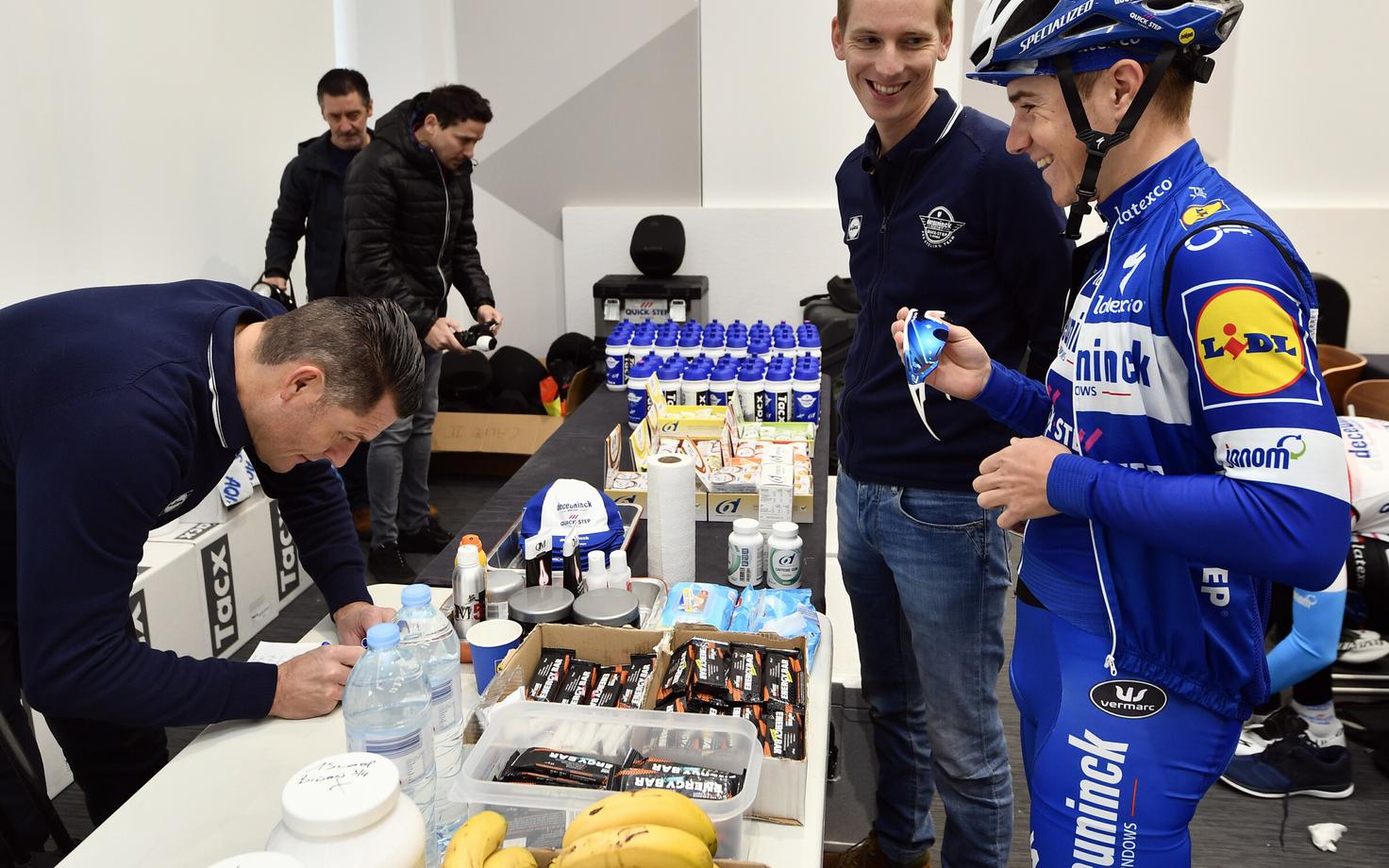 Remco Evenepoel (paremal kiivriga)