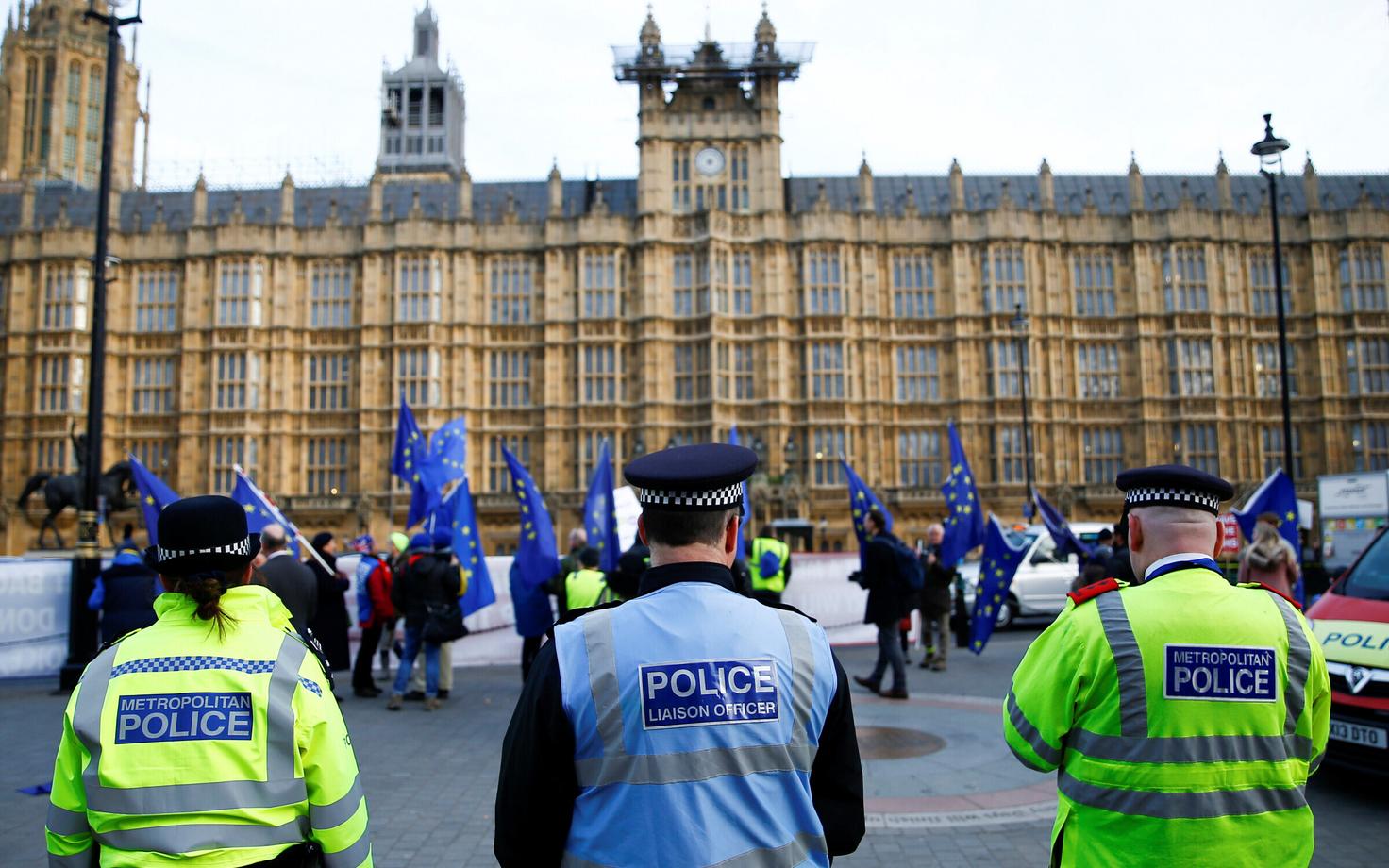 Politseinikud Londonis parlamendihoone juures.