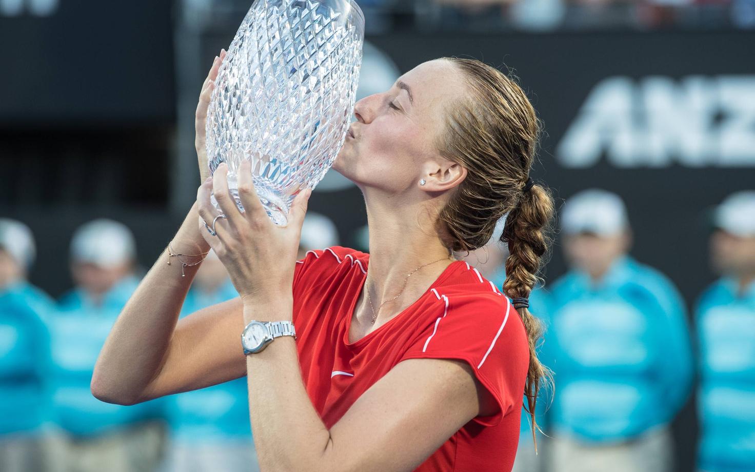 Petra Kvitova Sydney võidutrofeega