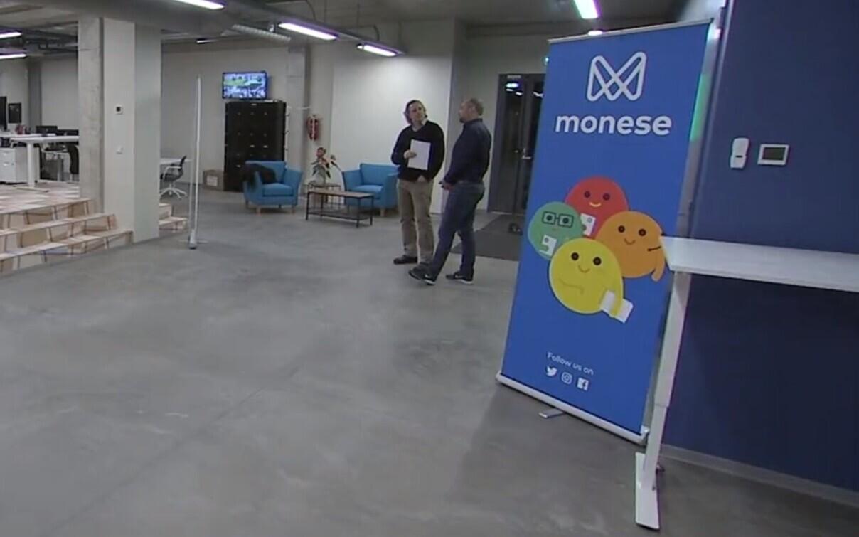 Monese peakontor asub Londonis.
