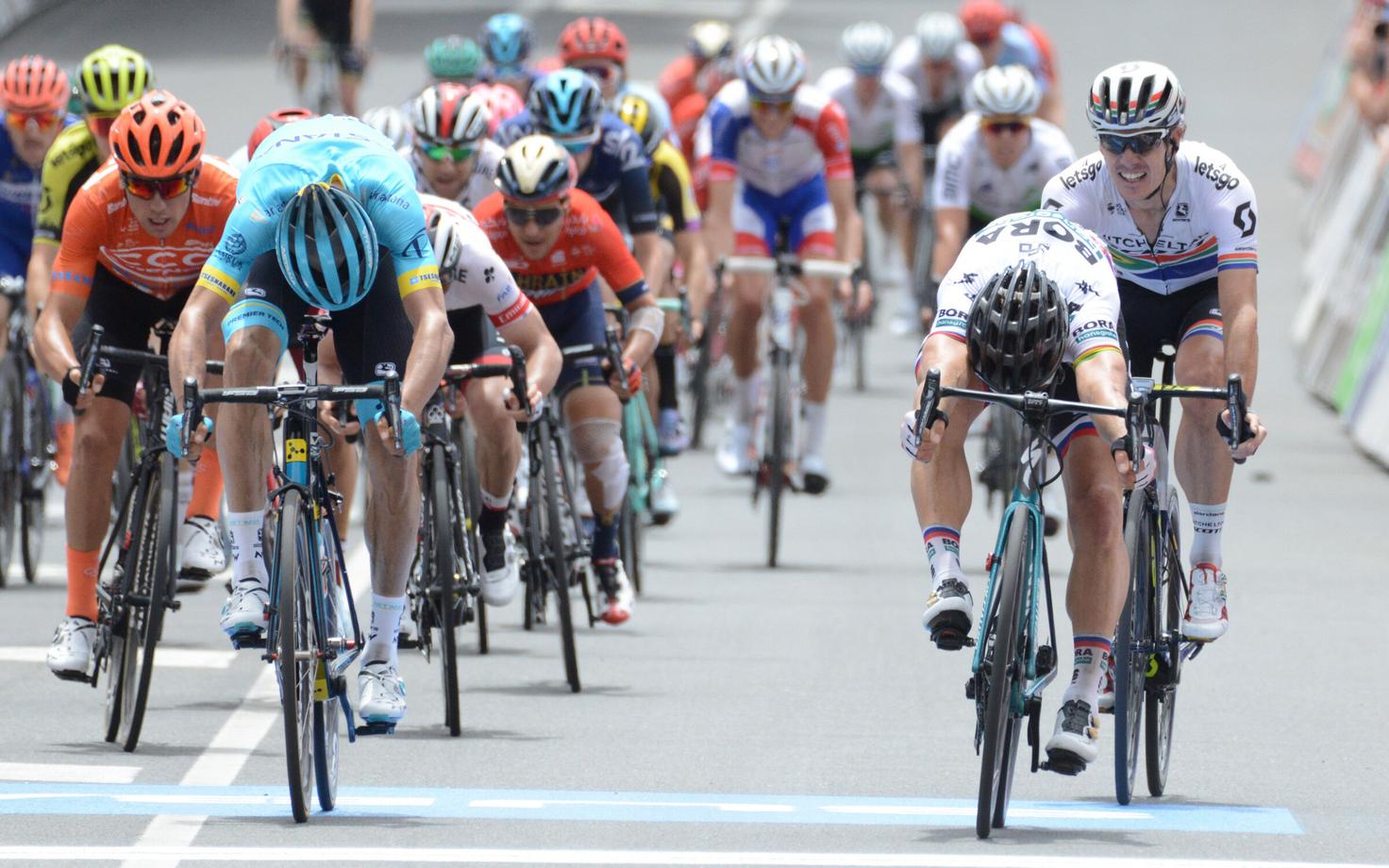 Peter Sagan (paremal) edestas Tour Donw Underi 3. etapi finišiheitluses napilt Luis Leon Sanchezt