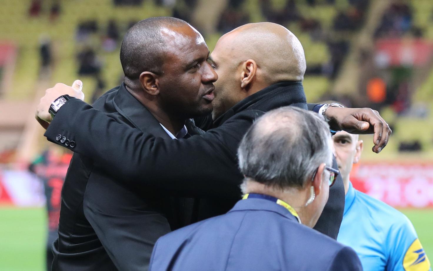 Paremal Thierry Henry (Monaco) ja vasakul Patrick Vieira (Nice)