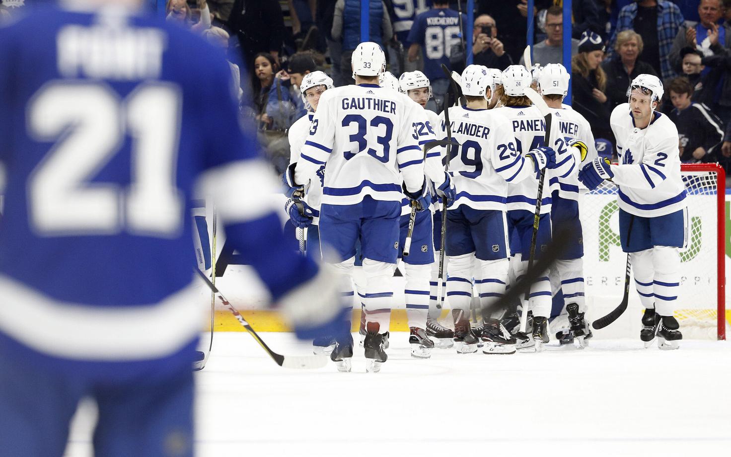 Toronto Maple Leafsi mängijad rõõmustamas.