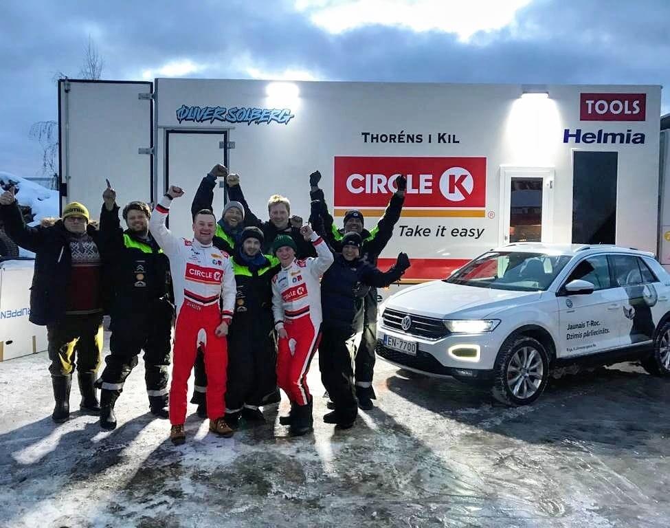 Oliver Solberg ja tema meeskond Aluksne ralli võidu järel