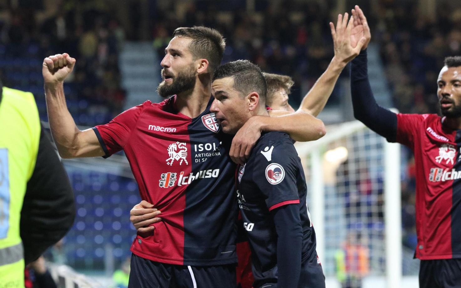 Cagliari mängijad väravat tähistamas