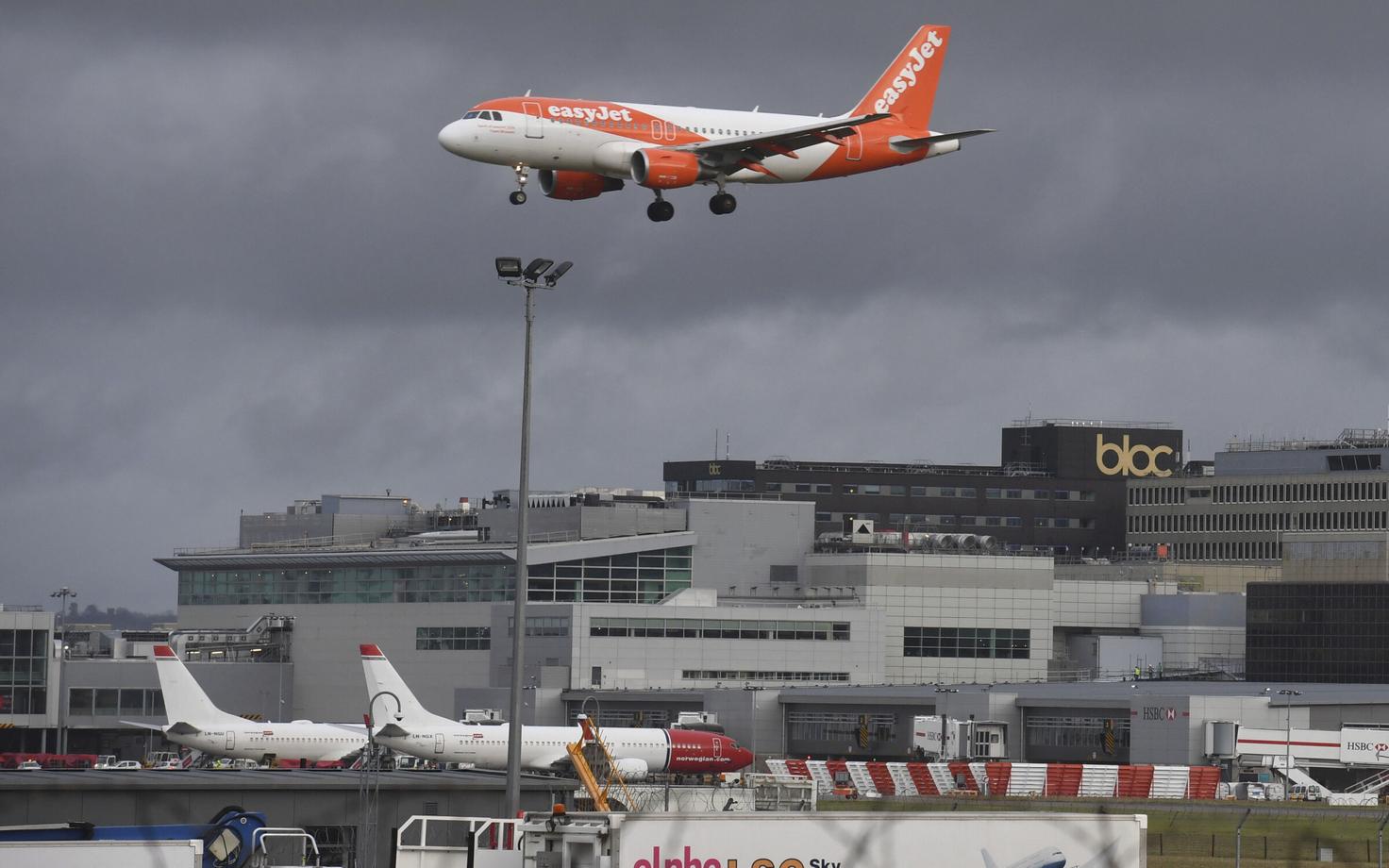 EasyJeti reisilennuk Gatwicki lennujaama kohal.