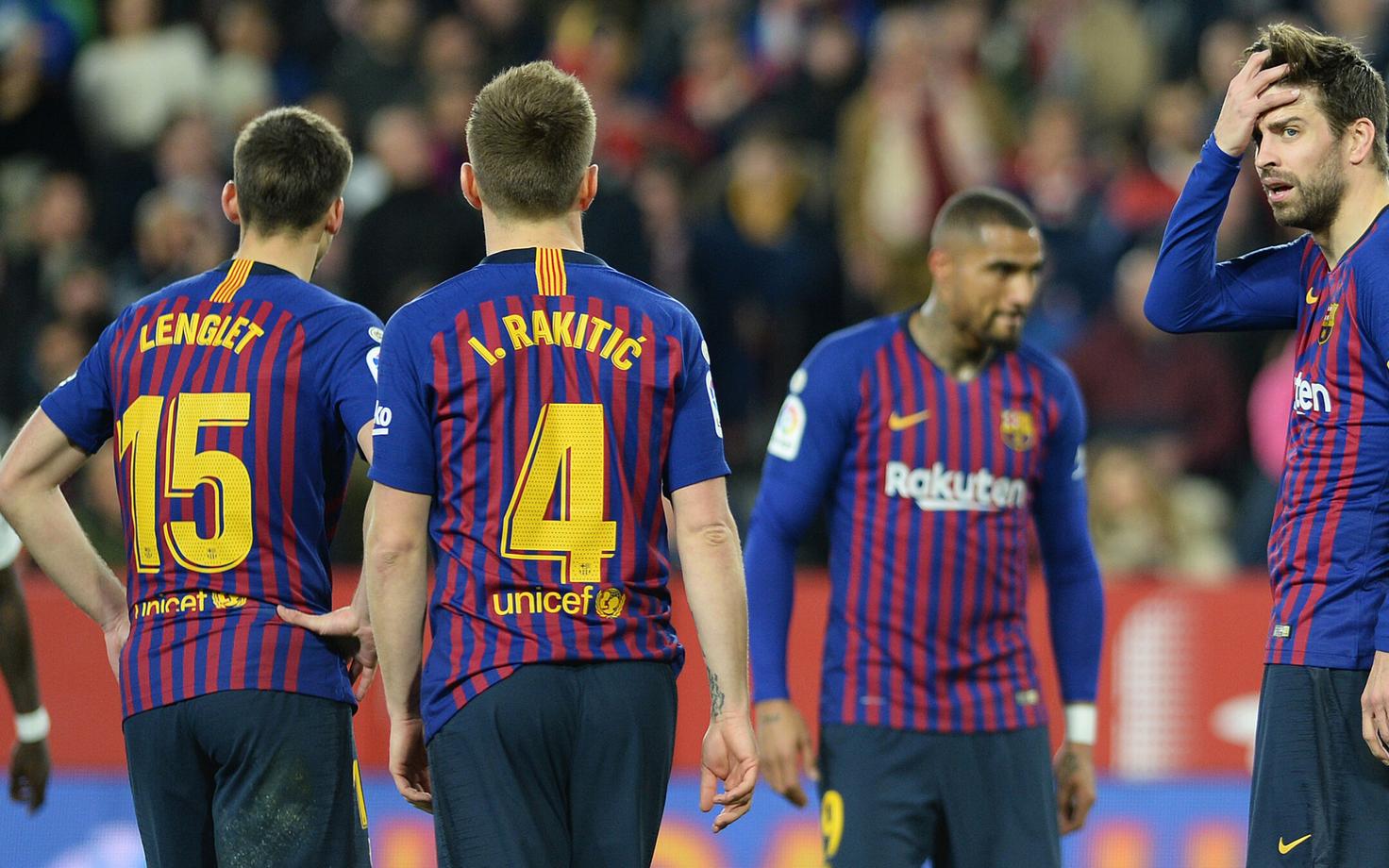 Pettunud Barcelona mängijad.